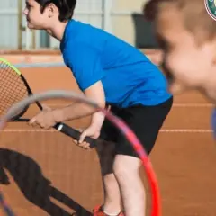 Kiedy zacząć grać w tenisa? Optymalny wiek dziecka i pierwsze kroki