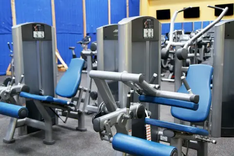 Atlas ćwiczeń: Trening w domu krok po kroku - Poradnik