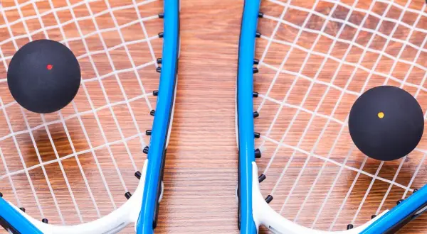 Rakieta do squasha vs tenisowa: Kluczowe różnice i wybór