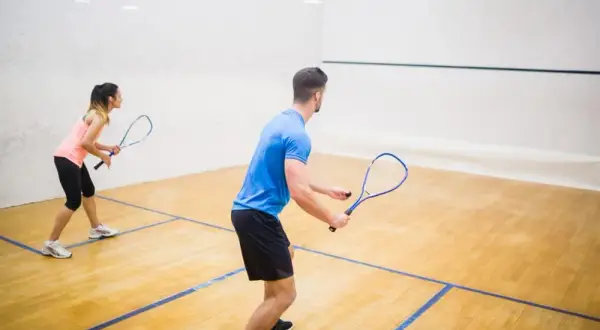 Squash Warszawa: Korty, Ceny, Lekcje i Liga Twój Przewodnik