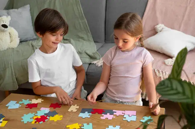 Dziecko układające puzzle lub klocki