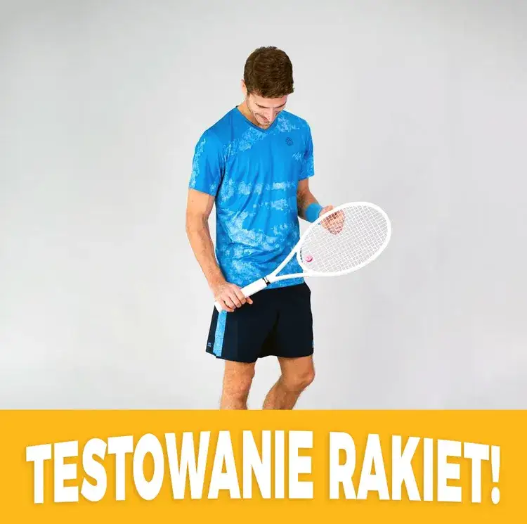 testowanie rakiety tenisowej na korcie