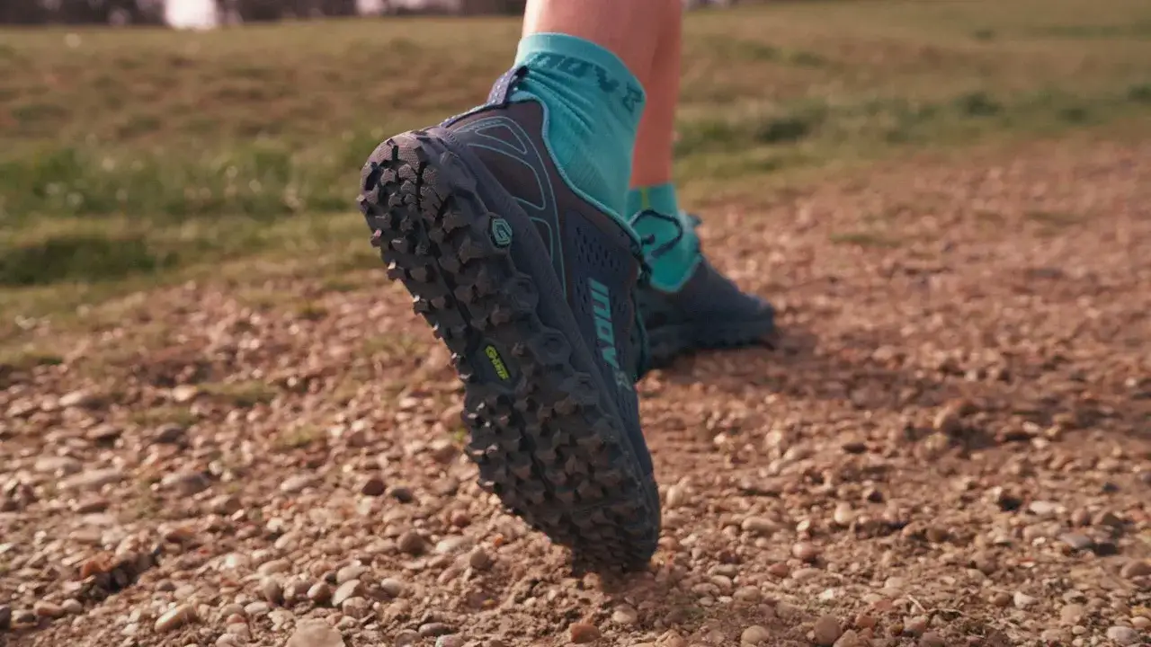 trail running w lesie, biegacz na leśnej ścieżce, buty do trail runningu